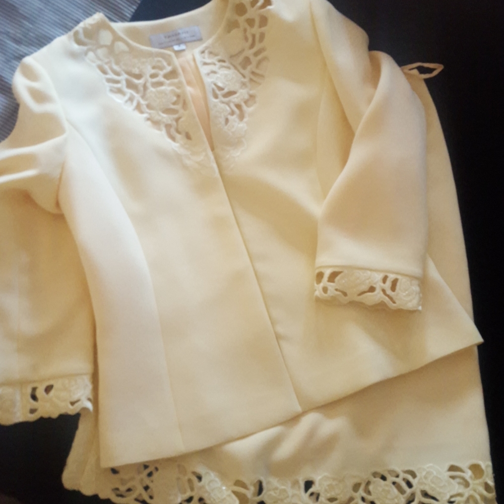 Tahari Skirt Suit